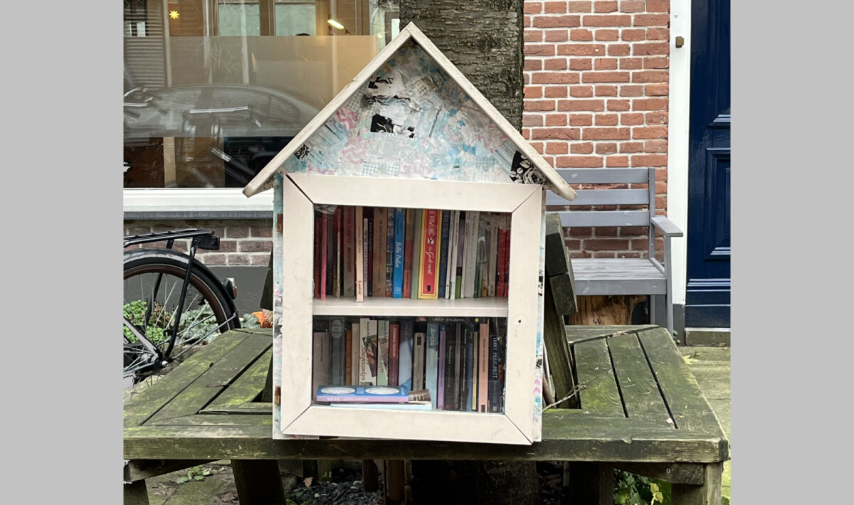 Bij dit boekenkastje in de Adriaanstraat kun je meteen gaan zitten lezen. Foto: EvA