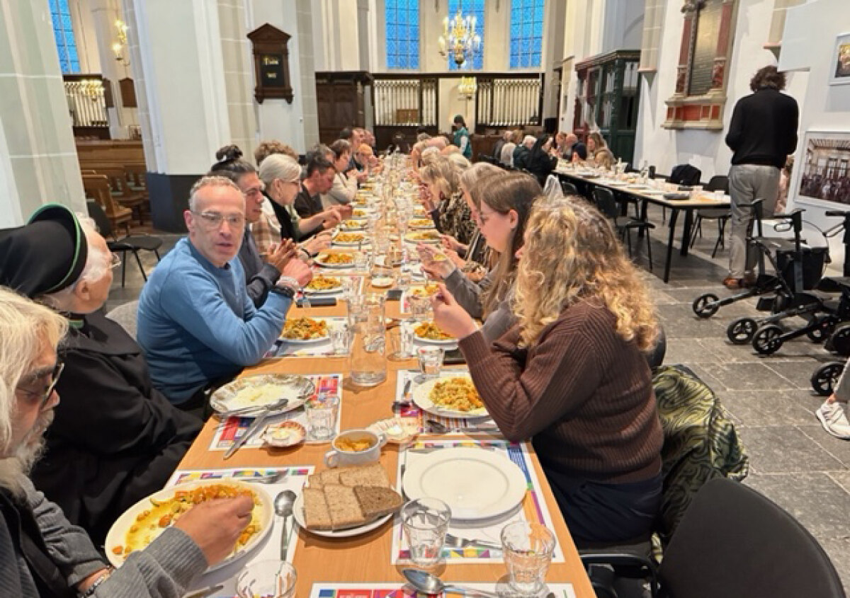 Zo’n 70 mensen aten vanavond mee in de Jacobikerk. Foto: Dik Binnendijk