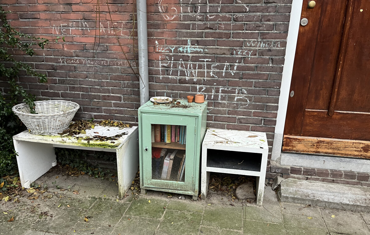 Het kastje bij Van Swindenstraat 103. Foto: EvA