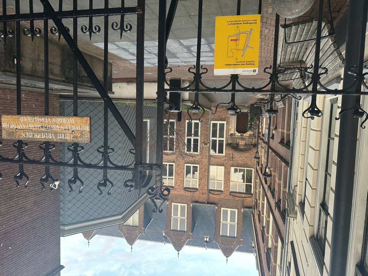 Achteringang ’t Hoogt van faculteit Rechten, het vroegere Instituut voor Zoölogie en Anatomie en het Zoölogisch Museum. Foto: Dik Binnendijk (november 2024)
