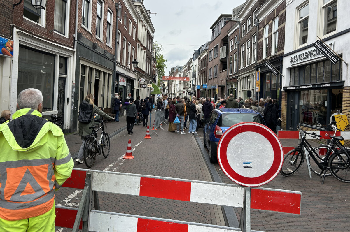 De Twijnstraat was voor de plechtigheid deels afgezet (JT)