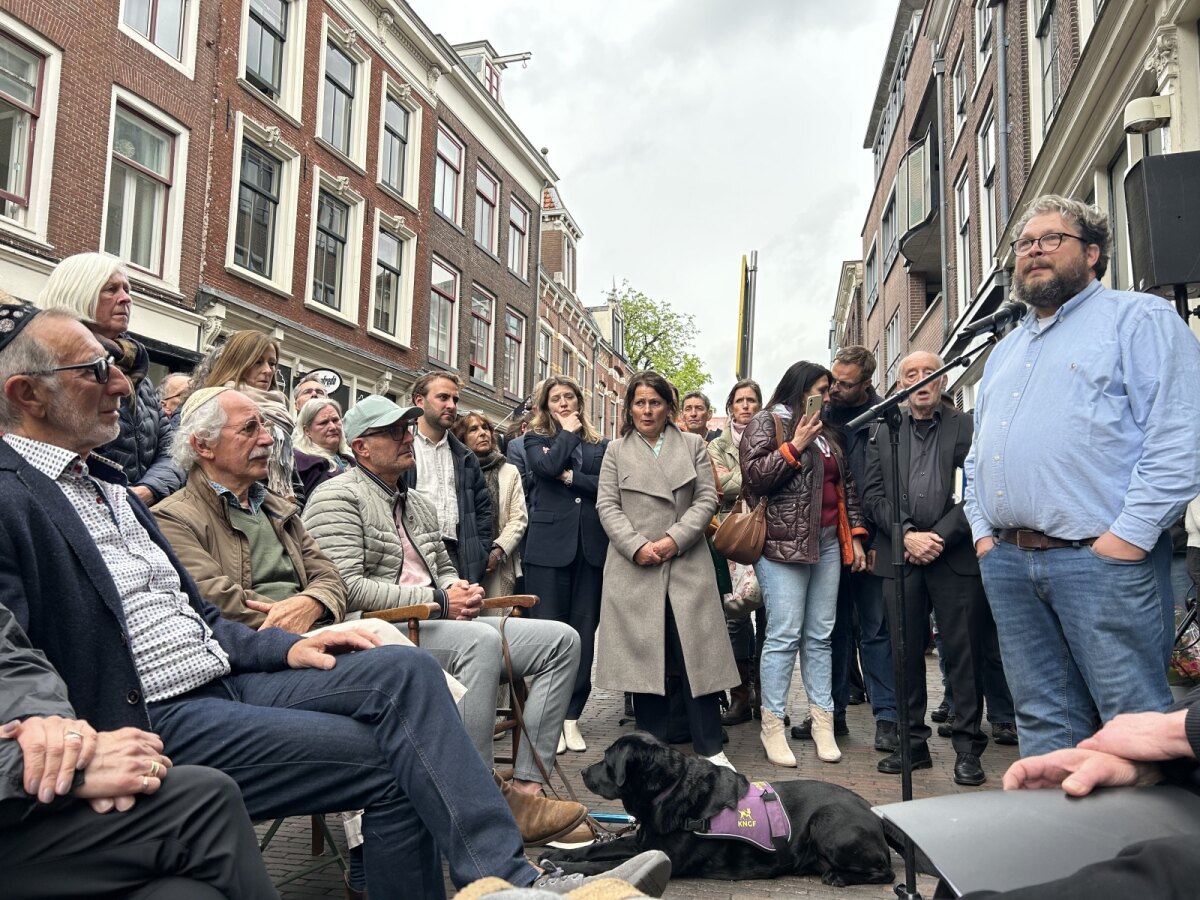 Rechts: initiatiefnemer Robin van Essen aan het woord (JT)