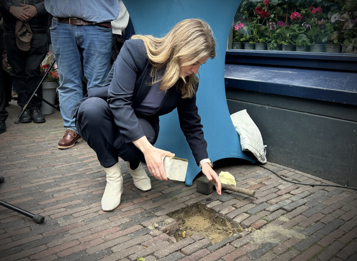 Wethouder Susanne Schilderman plaatste de eerste steen (JT)