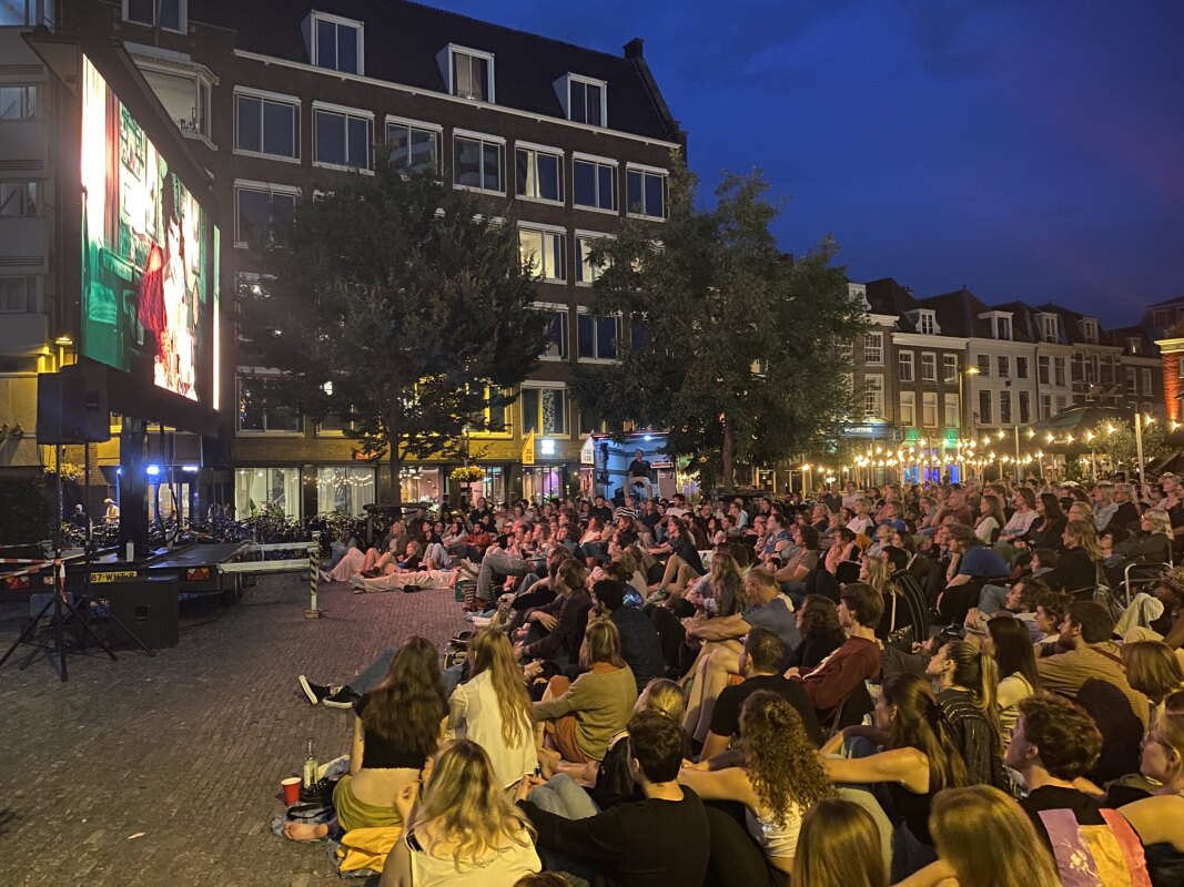 De opkomst bij deze tweede openluchtvoorstelling op de Neude was groot. Foto: JT