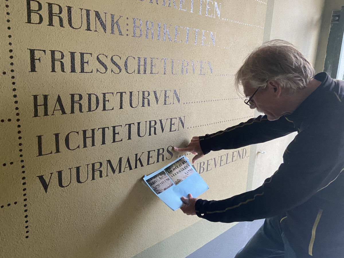 Het glimmen van de zwarte letters is mooi te zien op deze prijslijst. Foto: JT