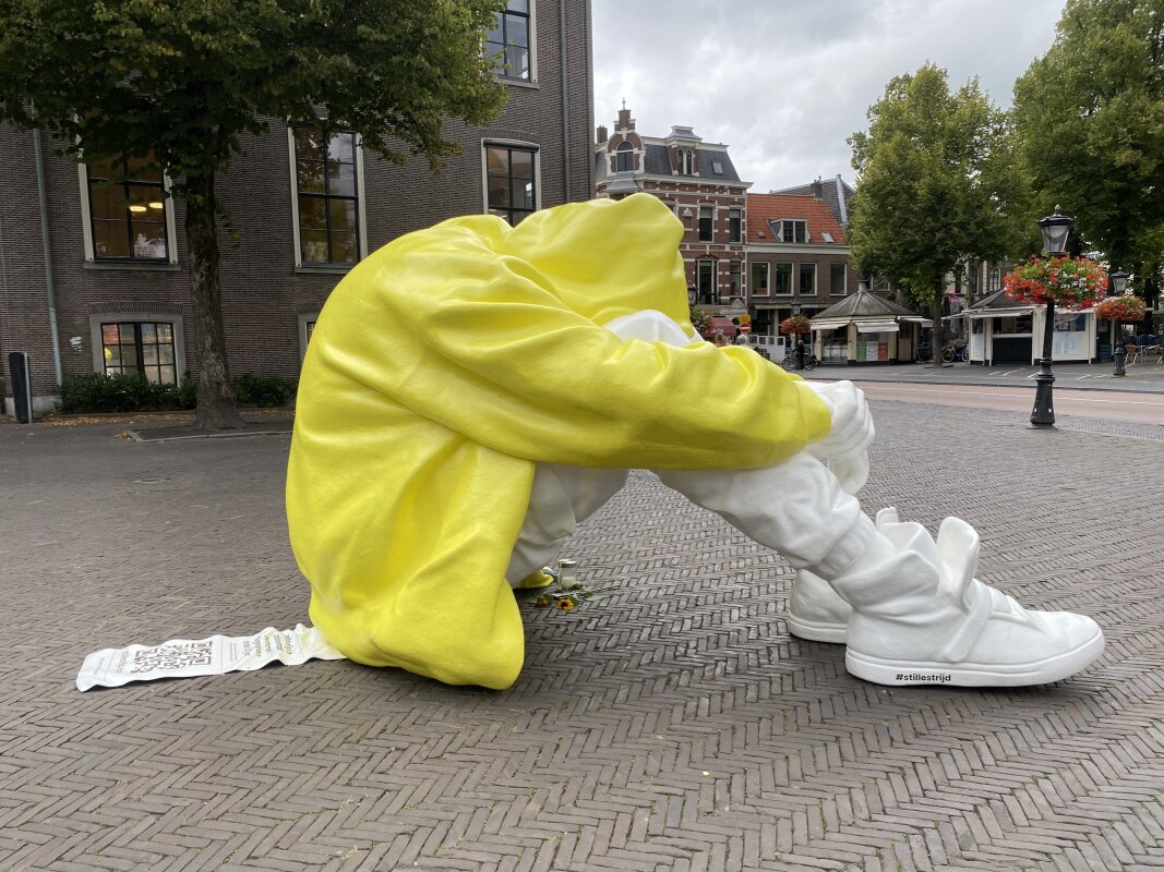 Het beeld 'Stille strijd' op het Janskerkhof. Foto: JT