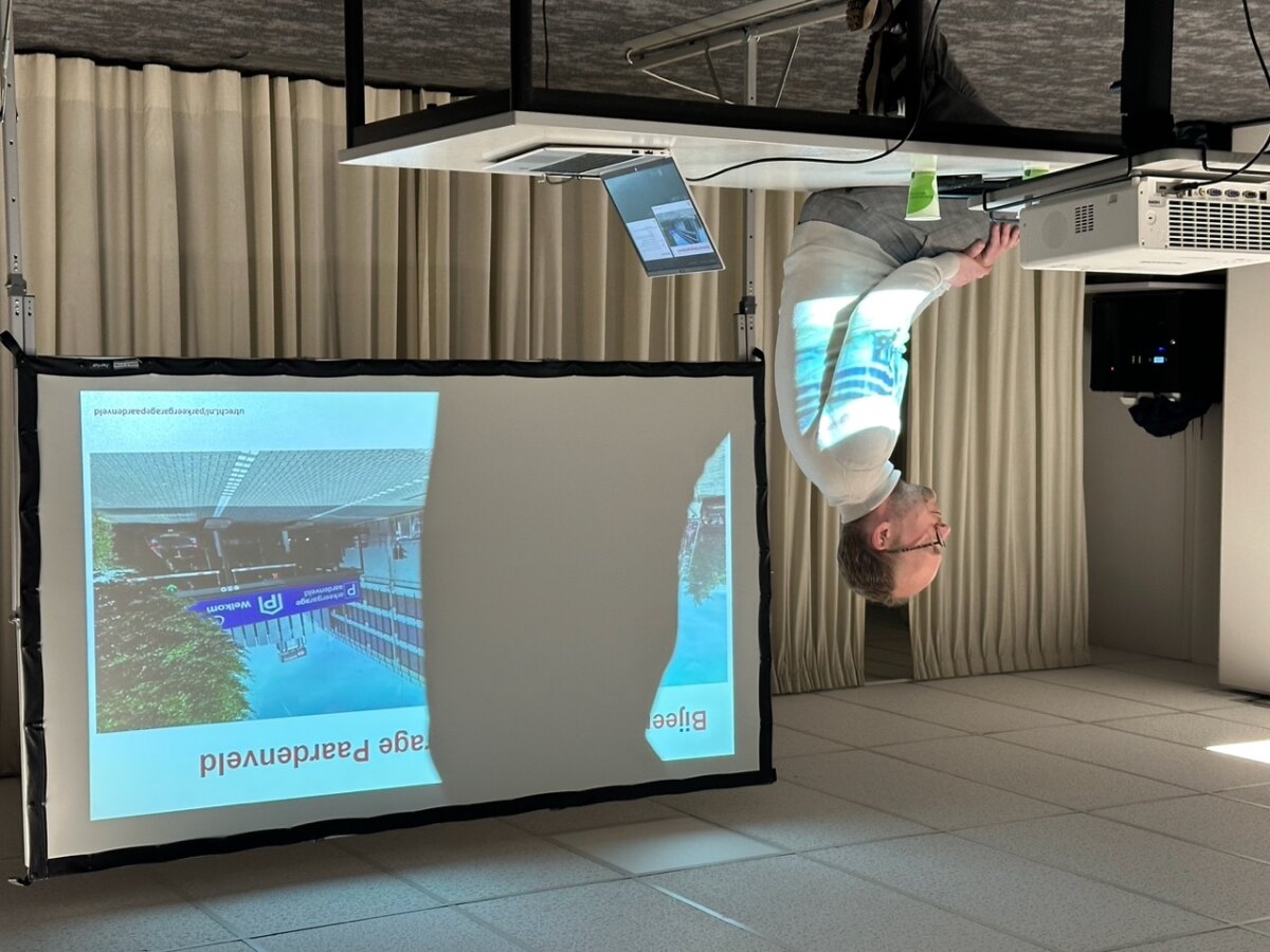 Eerenberg bij een voorlichtingsavond over sekswerkplekken in parkeergarage Paardenveld, 4 maart 2025. Foto: Dik Binnendijk