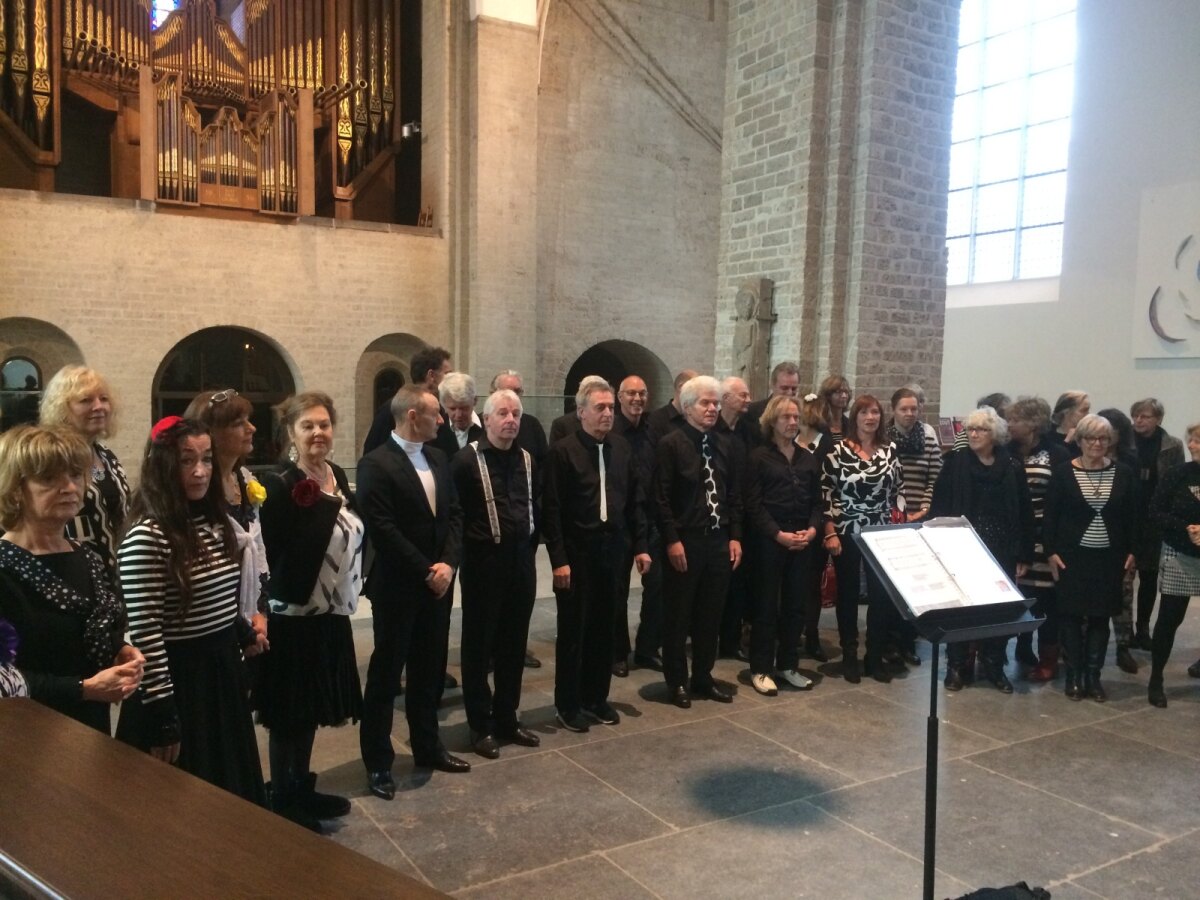2017, januari - Koor de Steegzangers in de Nicolaikerk bij de Nieuwjaarsduik (traditioneel de eerste Culturele Zondag van het jaar). Foto: Jim Terlingen