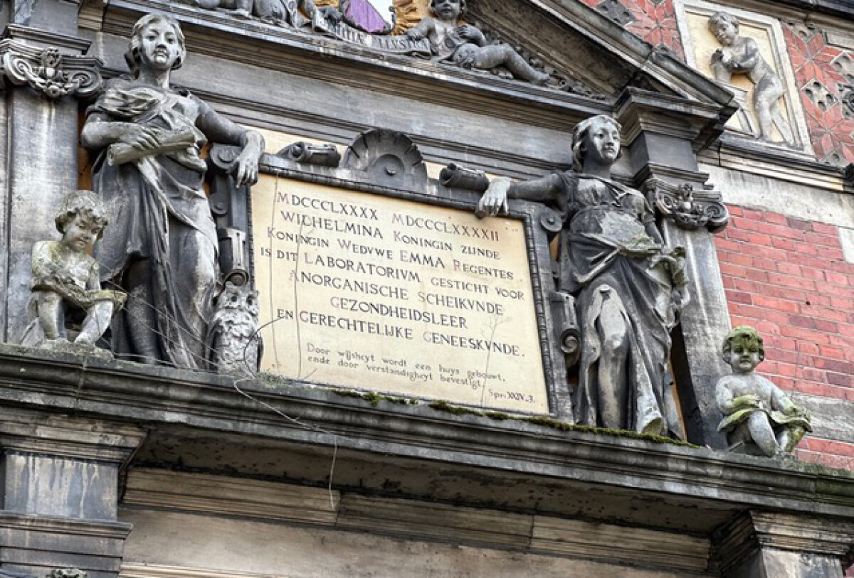De tekst boven de voordeur. Foto: DB