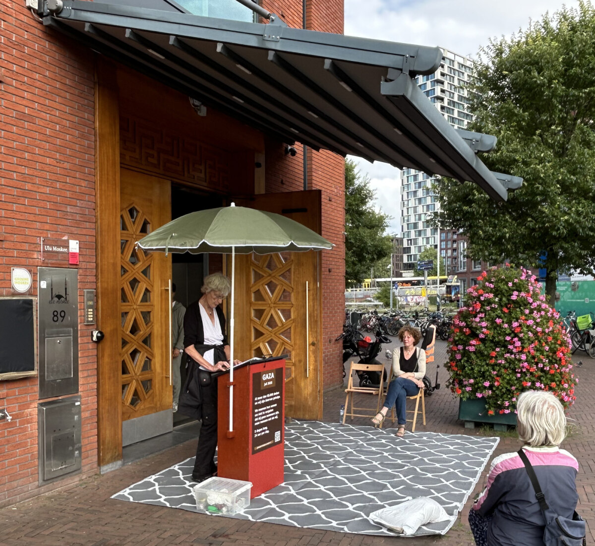 Ook op het Moskeeplein in Lombok worden de namen genoemd. Foto: Jim Terlingen