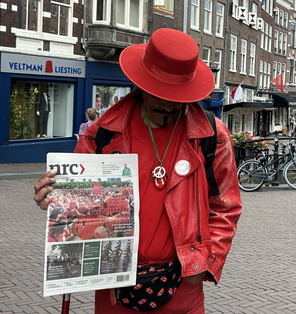 Pierre met de editie van de NRC van 16 juni 2025 - hij staat op de voorpagina (JT)