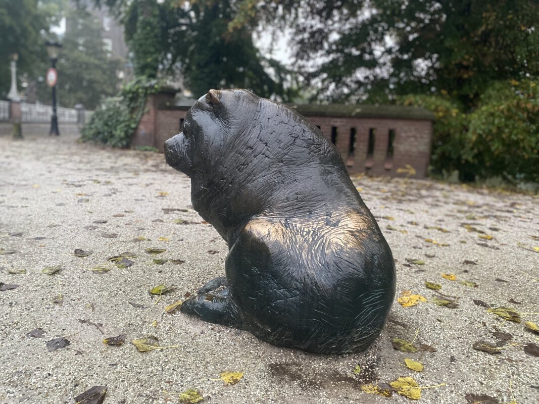 De bronzen Biru, met aanraakplekken, vlakbij de Abstederbrug. Foto: JT