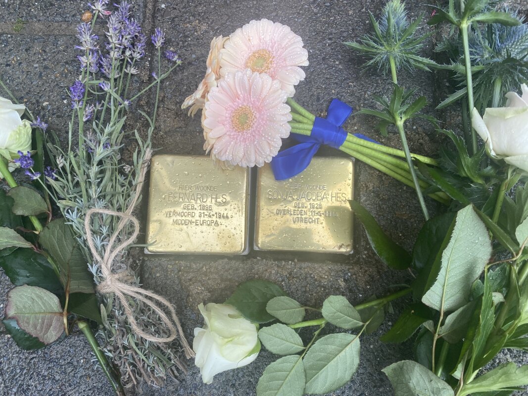 Steentjes voor Bernard Hes (1896-1944) en Sonja Hes (1928-1944). Foto: JT