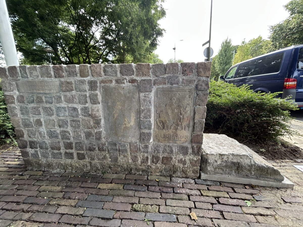 De ingemetselde stenen komen oorspronkelijk van het Godijnbankje dat in het park stond (foto: JT)