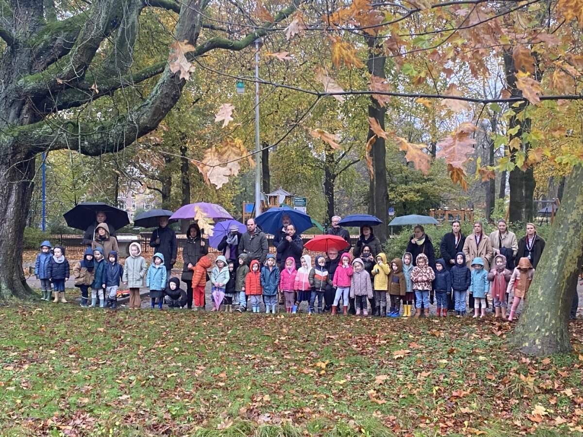 Kinderen van de Frans Halsschool kijken toe (en ook anderen).