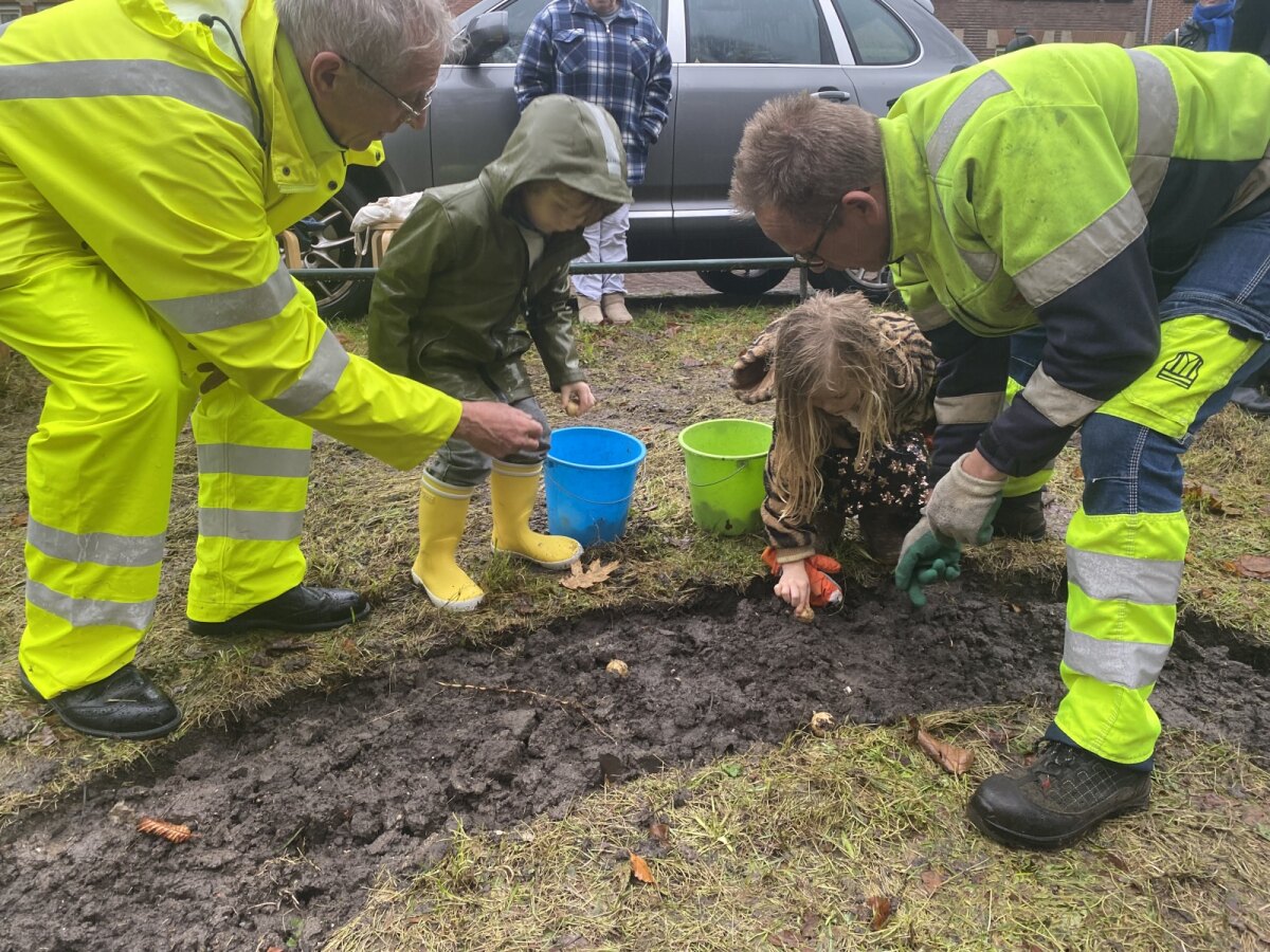 Twee kinderen van de Frans Halsschool helpen mee met het planten. Foto: JT