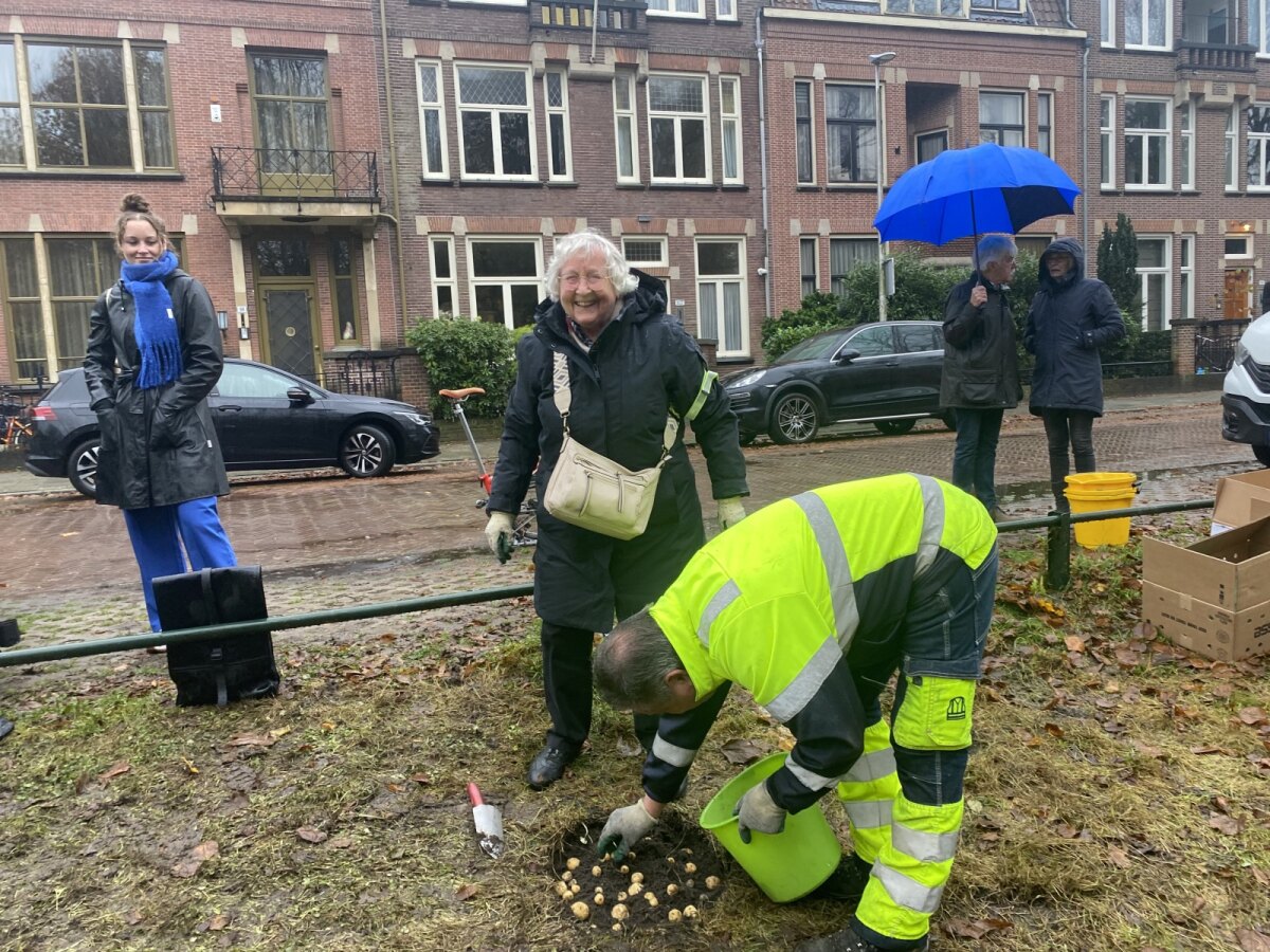Anneke Schroevers-Hut (90), een nichtje van Trui, vult - met hulp - de punt van de i.