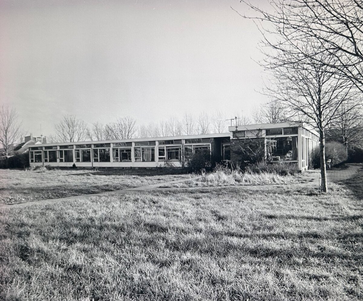In dit houten noodschoolgebouw aan de Opaalweg was eind zestig/begin jaren zeventig het Genetisch Instituut gevestigd. Daarna werd het gebruikt voor studentenhuisvesting. Foto: HUA (1976)