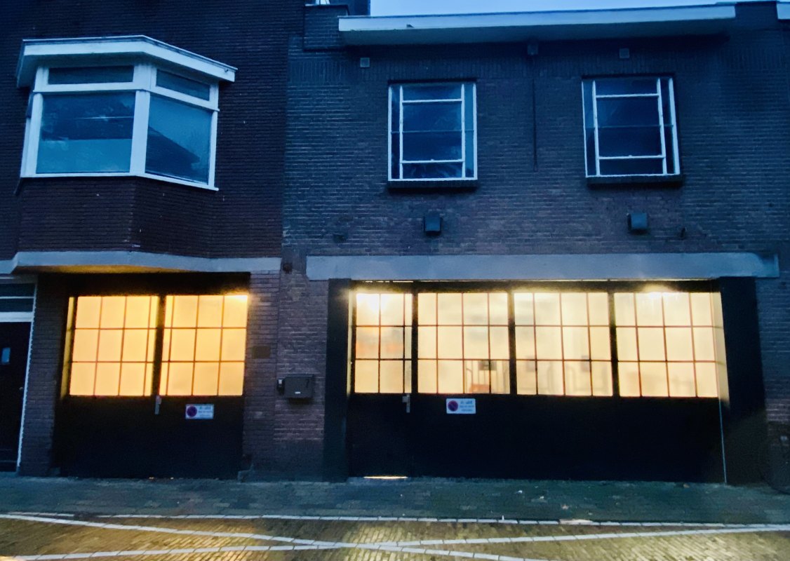 Imposant gezicht als de tl-lampen aan zijn op Kovelaarstraat 7. Foto: Jim Terlingen