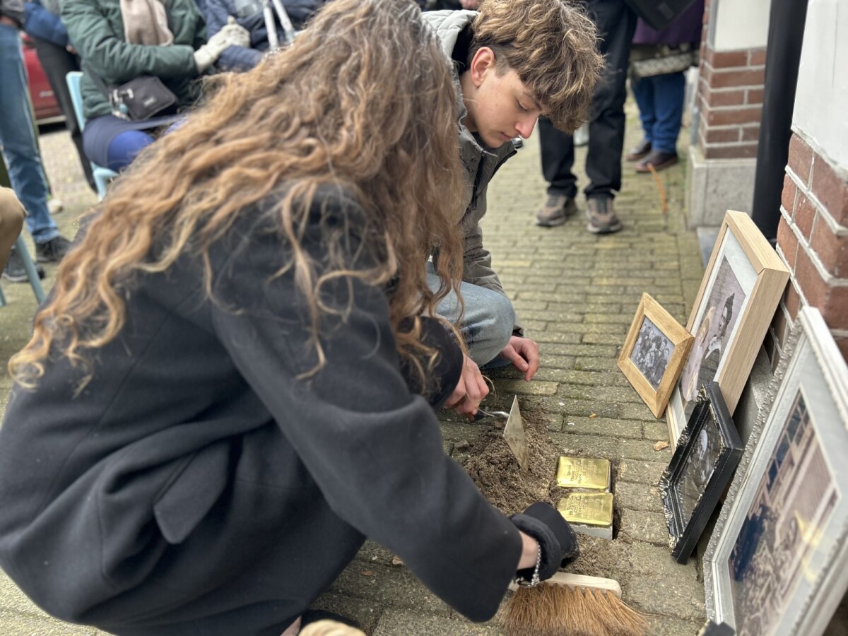 De struikelsteentjes worden geplaatst (foto: JT)
