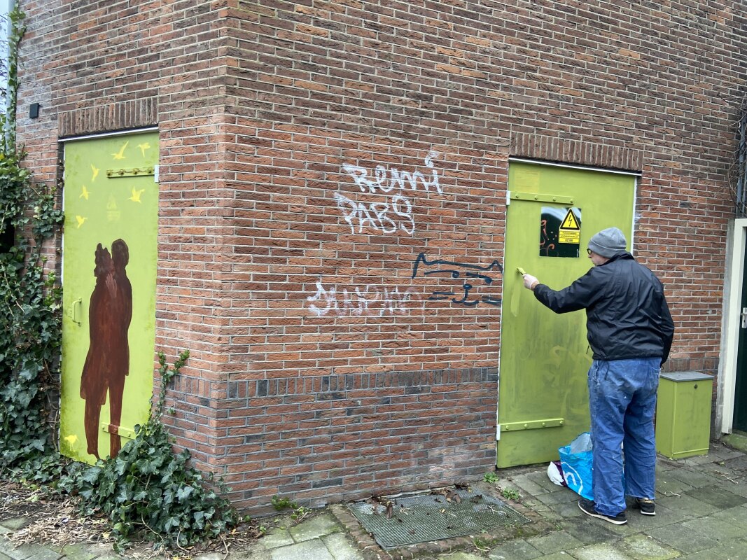 De tweede elektriciteitsdeur krijgt ook een schildering. Foto: JT