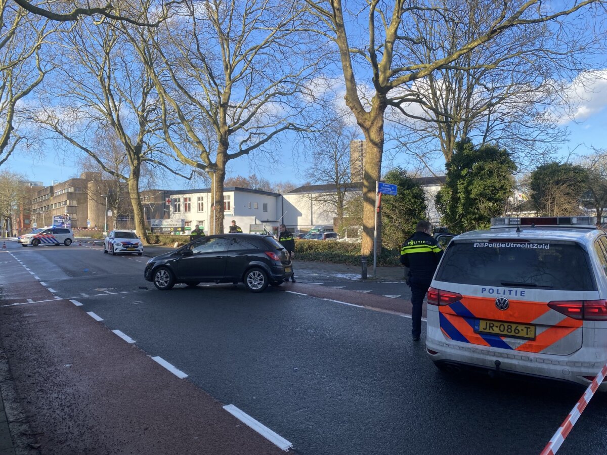 De politie zette de weg af om onderzoek te doen - de auto stond er nog. Foto: Jim Terlingen