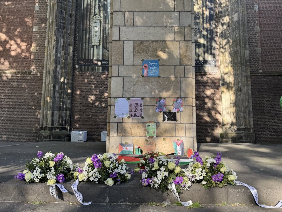Er werden kransen gelegd bij het verzetsmonument. Foto: Harrie van Veen