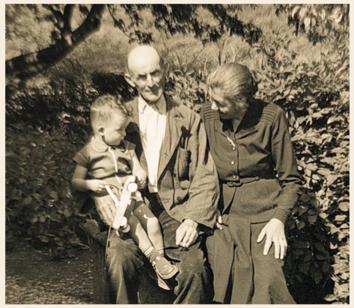 Kees van Veen met zijn vrouw Barbara van Veen-Aantjes en kleinzoon Kees van Veen