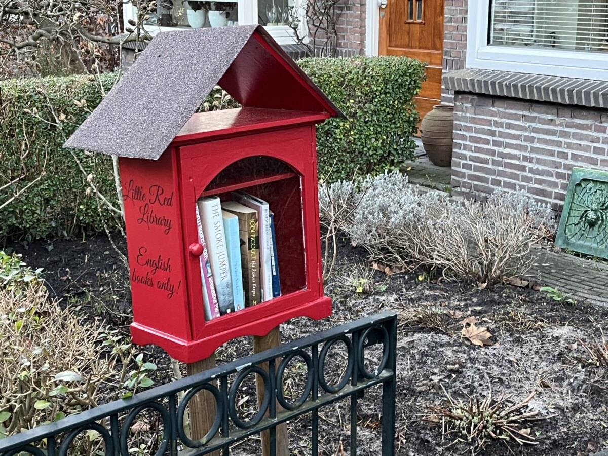 Boekenkastje in de Burgemeester van der Voort van Zijplaan in Tuindorp. Foto: EvA