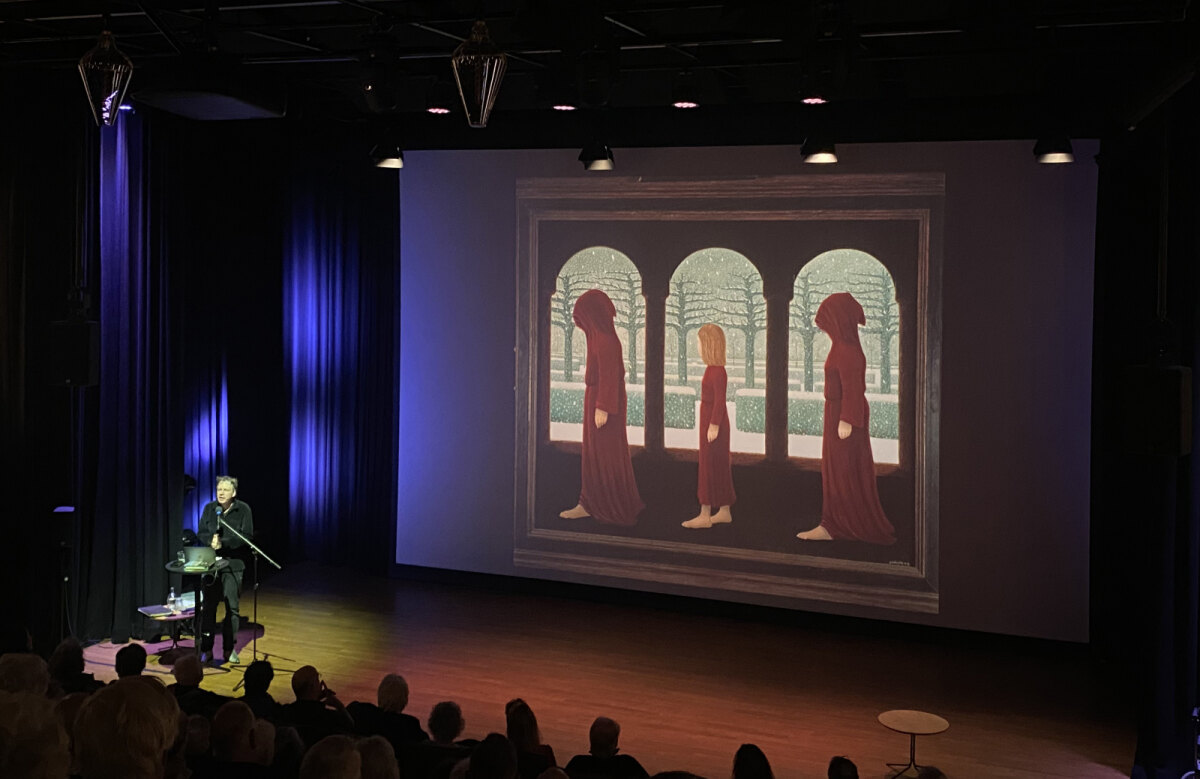 Ingmar Heytze met achter zich een werk van Dolf Zwerver dat in het bezit is van het Centraal Museum. Foto: JT