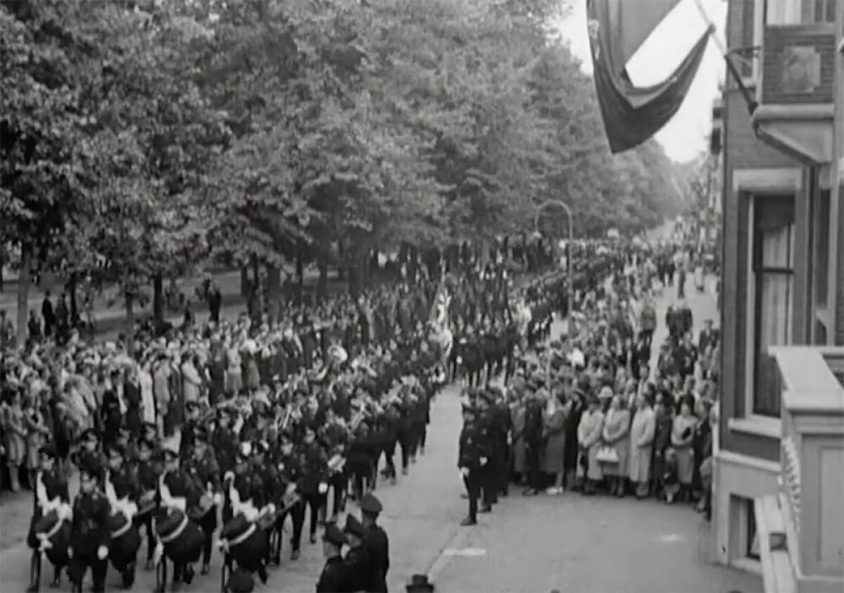 De stoet kwam later bij de Maliebaan voorbij het NSB-hoofdkwartier. Foto: still uit een NSB-propagandafilm.