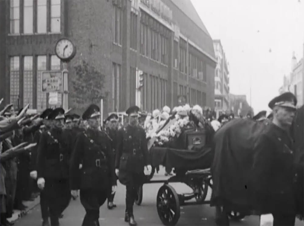 De begrafenisstoet op de Neude. Foto: still uit een NSB-propagandafilm.