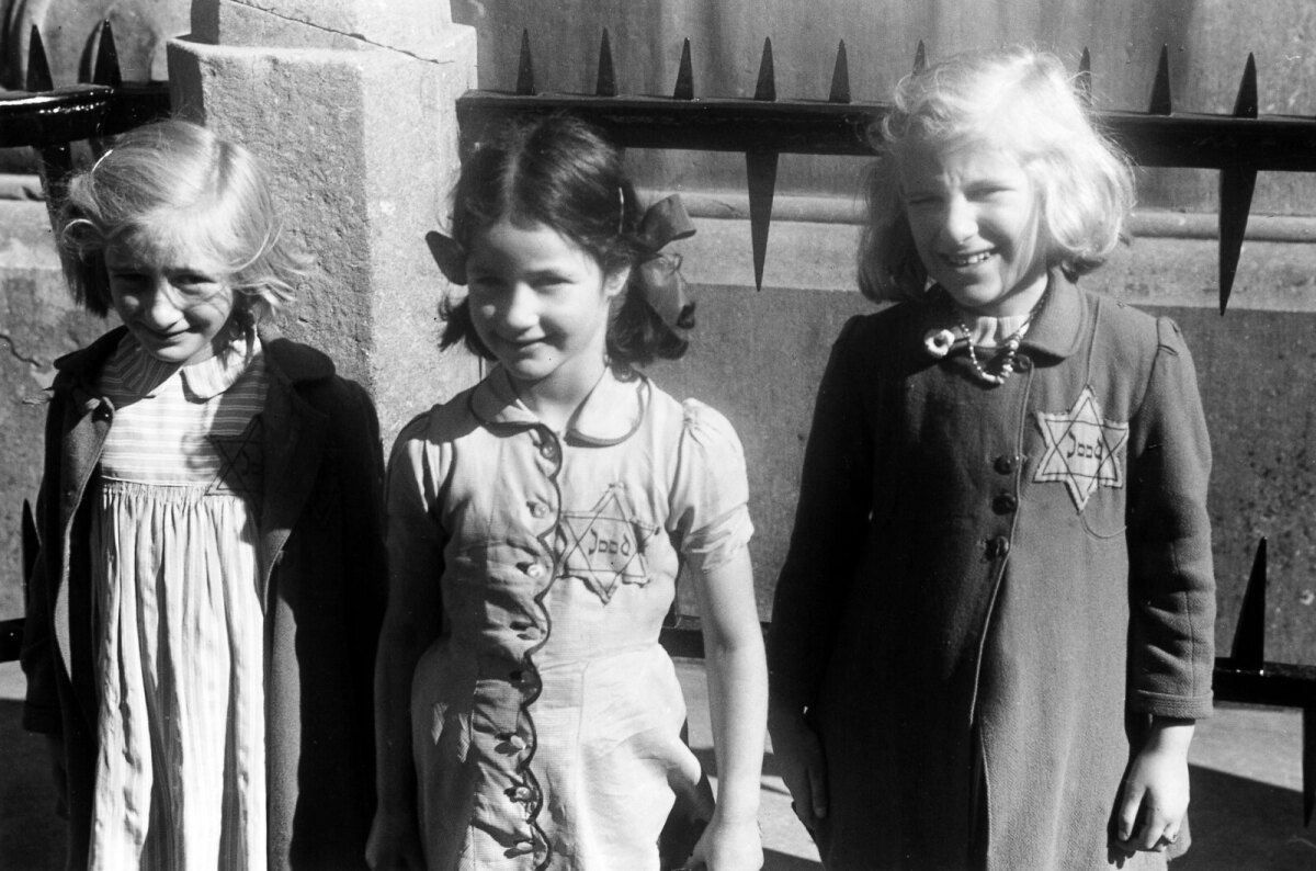 Lies Simons tussen de zusjes Wijzenbeek op de iconische foto uit 1942 van Nico Jesse (Nederlands Fotomuseum).