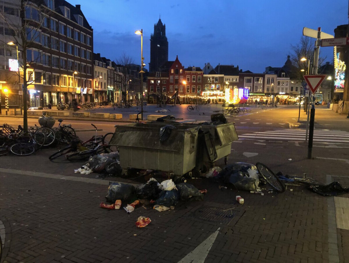 'De Net Vertrokken Plastic Statiegeldflesjeszoekers' van Willem Bentvelzen