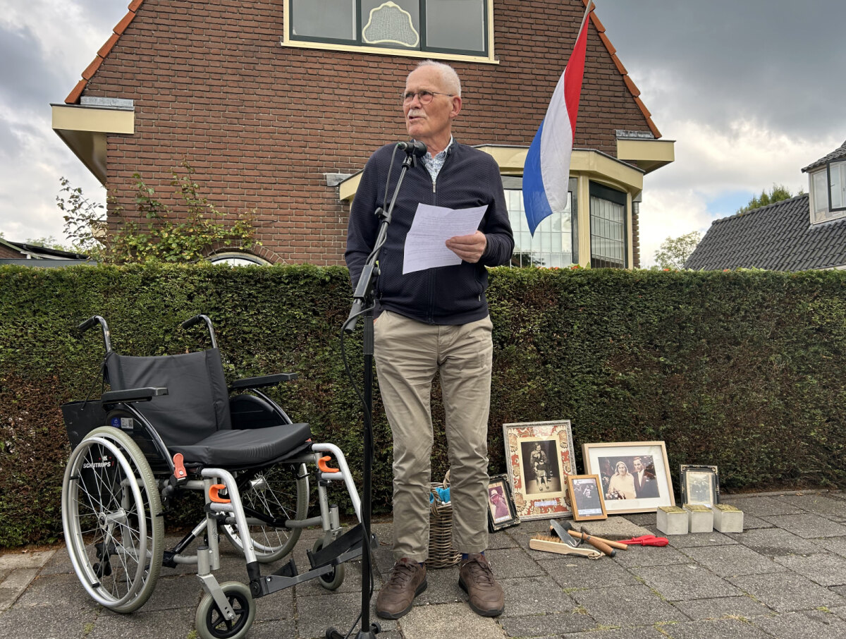 Henk van Oostrum (90) bij Meerndijk 74, waar de Jülichs woonden (foto: JT)