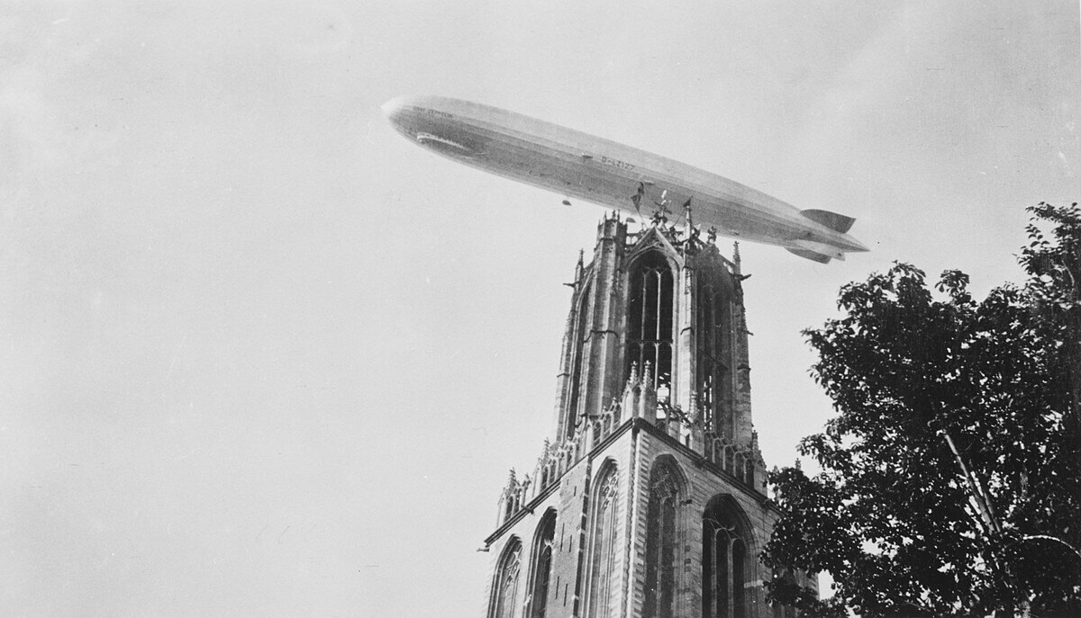 De Graf Zeppelin boven de Domtoren in Utrecht in 1929. Foto: Het Utrechts Archief