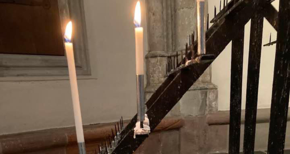 Kaarsen in de Domkerk voor Navalny (detail van een foto van FB-pagina Domkerk)