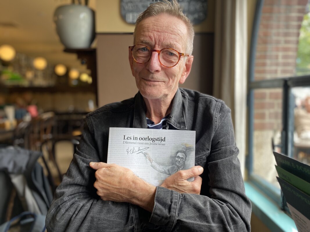 Victor Frederik met zijn nieuwe boek. Foto: JT