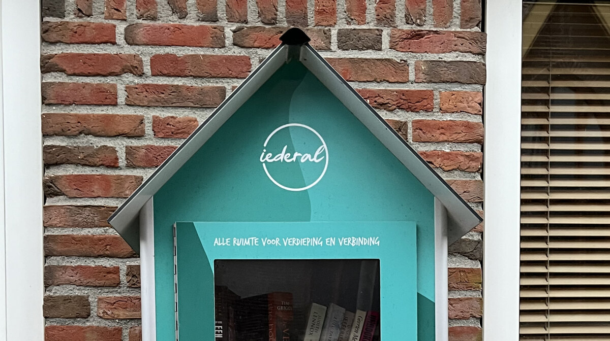 Dit boekenkastje staat op de Veeartsenijstraat, tegenover de Paardenkathedraal. Foto: EvA