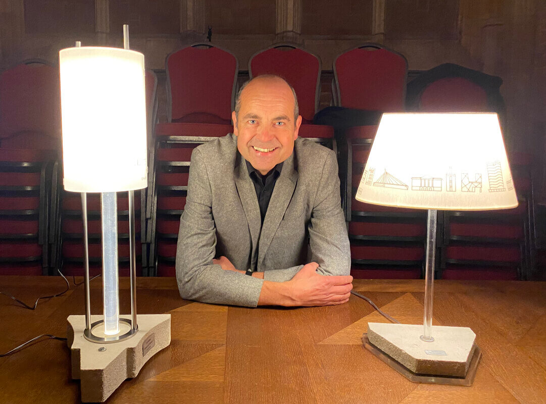 Ontwerper Louis Verbeek met links een Lumina en rechts een Scipio. Foto (helaas wat overbelicht): Jim Terlingen