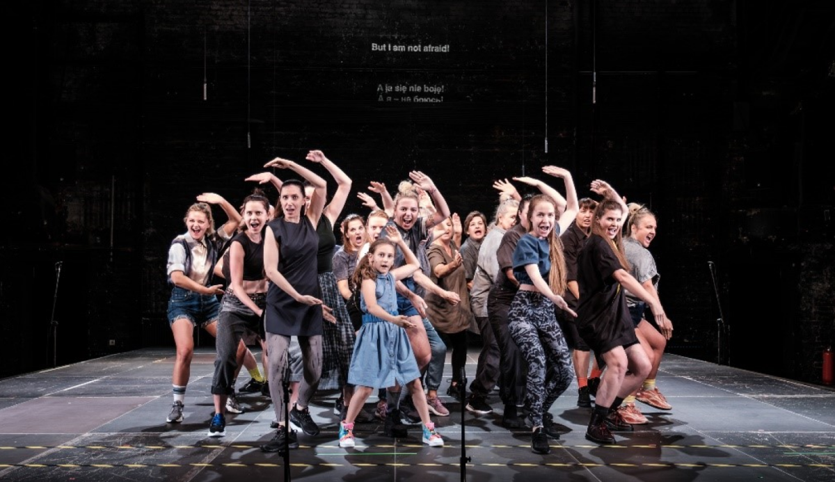 Beeld van een van de twee openingsvoorstellingen van SPRING: 'Mothers a Song tot Wartime'. Foto: Bartek Warzecha