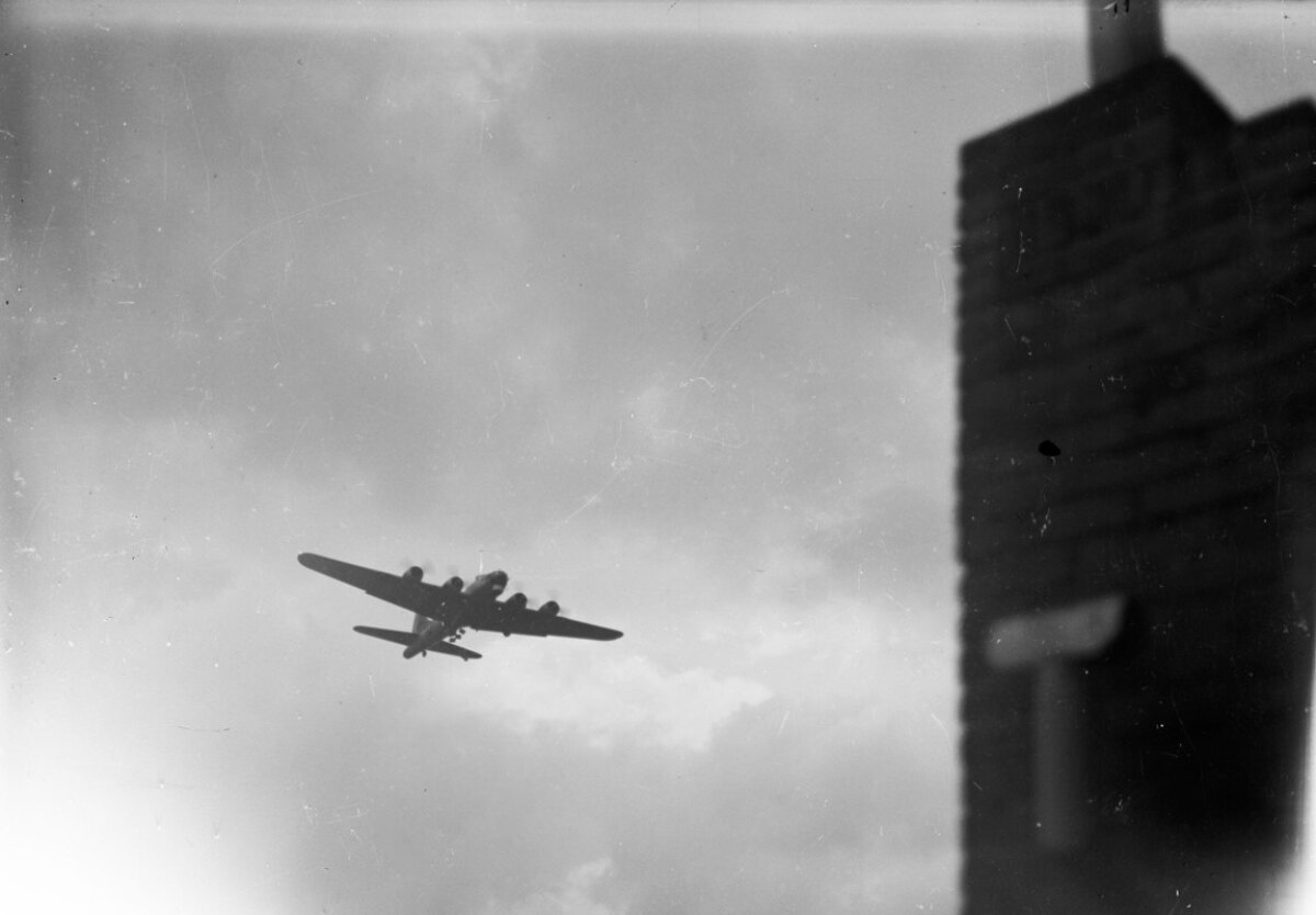 Vliegtuig oven de St. Josephlaan in Zuilen op 2 mei 1945. Foto: Frans Beenen