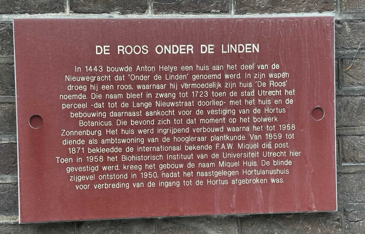 Informatiebordje bij de voordeur van het Miquelhuis. Foto: DB