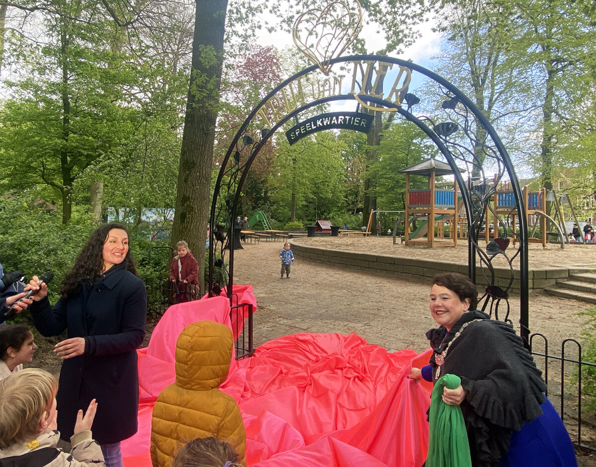 Initiatiefneemster Michèle van Lier en burgemeester Sharon Dijksma onthulden de grootste sierpoort. Foto: JT