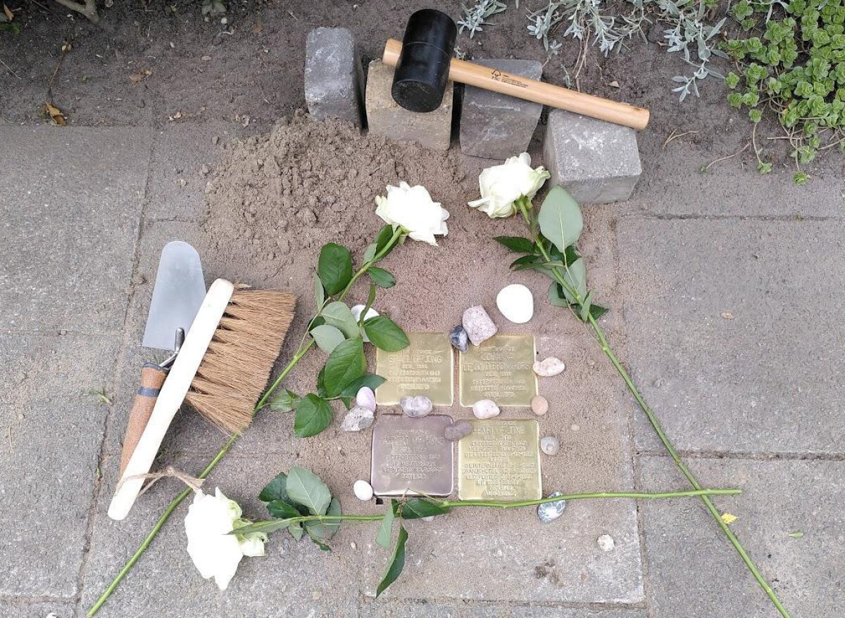 Na de plaatsingsplechtigheid van zondagmiddag in Oog in Al. Foto: Doete Regts