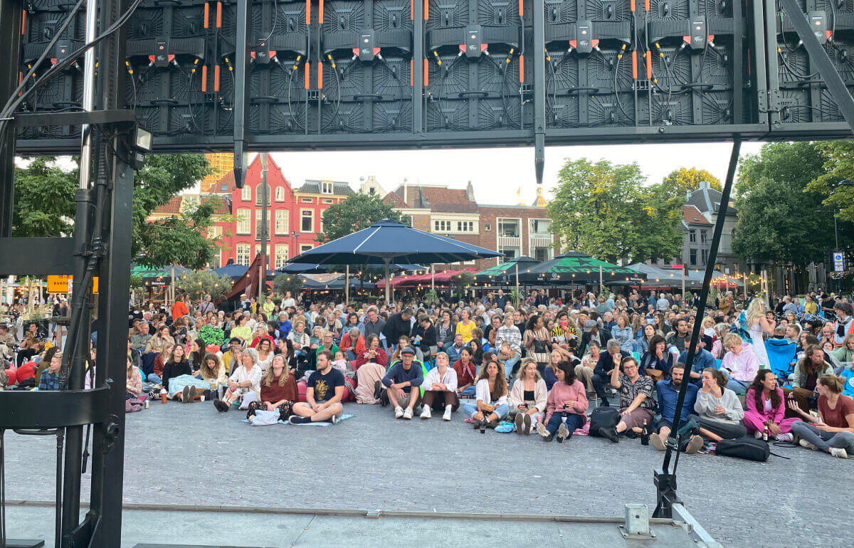 Drie minuten voor het begin van de film 'Summer of Soul' op de Neude. Foto: JT