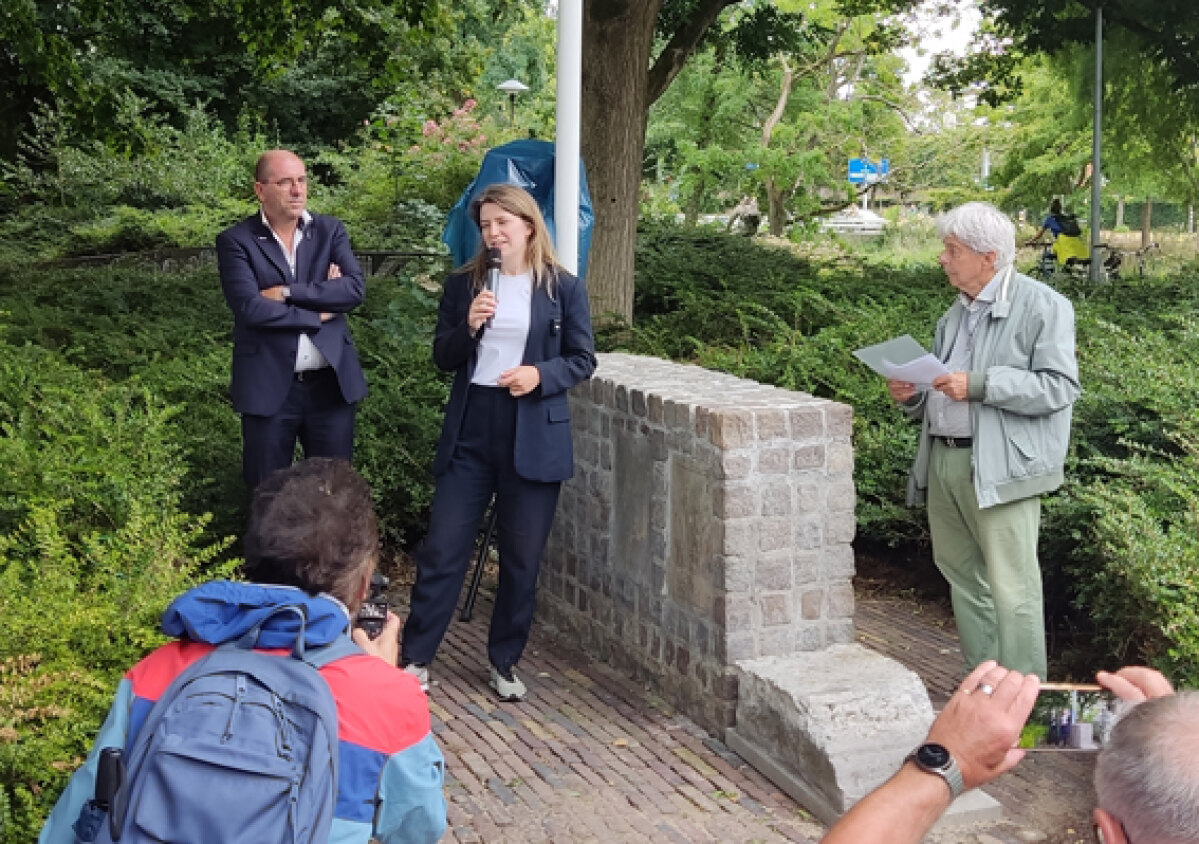 Vandaag werd de QR-code officieel onthuld. Op deze foto: Fred Nuwenhuis (Directe Voorzieningen), D66-wethouder Susanne Schilderman en Rob Hufen Hzn. Foto: Joost van Waert