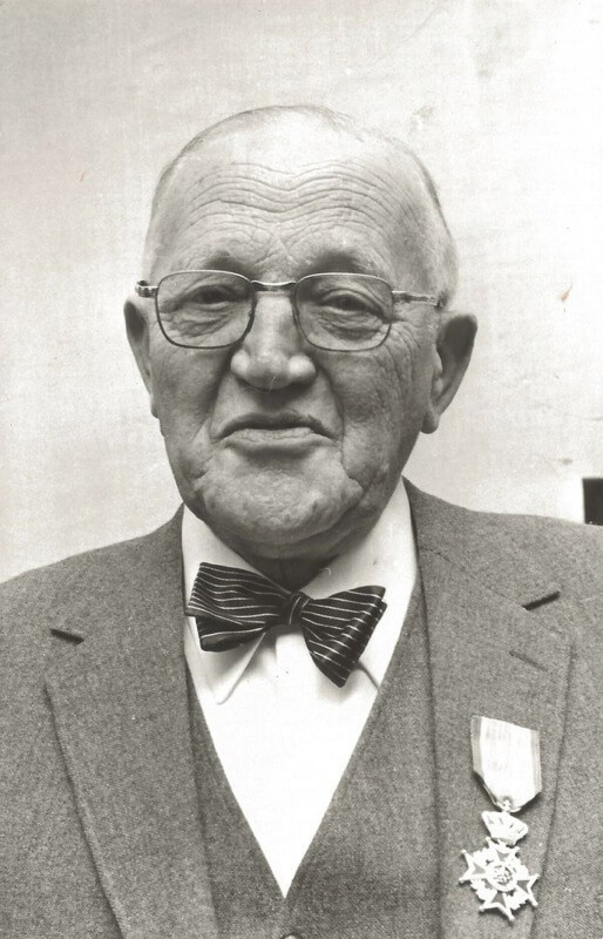 Grondlegger Do Schat met een koninklijke onderscheiding (foto: Volksbuurtmuseum)