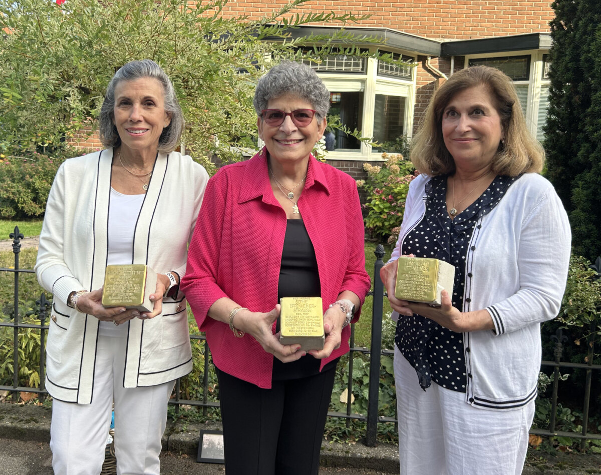 De drie kleindochters - Carol-Ann, Connie en Cynthia - met de struikelstenen van hun grootouders en oom (foto: JT)