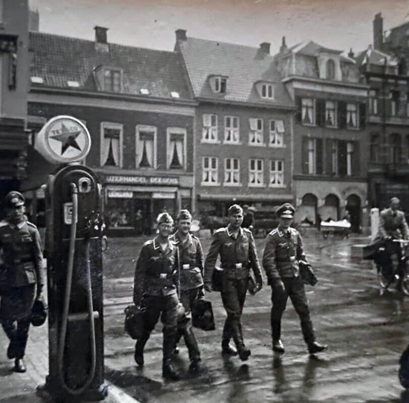Duitse militairen lopend op de Mariaplaats (1942). Collectie: JT